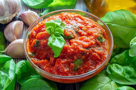 Ingredientes frescos para la salsa napolitana