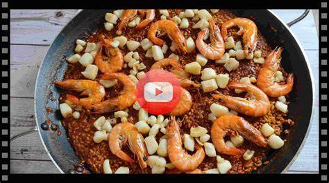 Sepia y langostinos salteándose en una paella