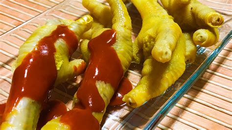 Patitas de pollo marinándose