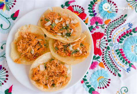 Tacos de tinga de pollo listos para servir