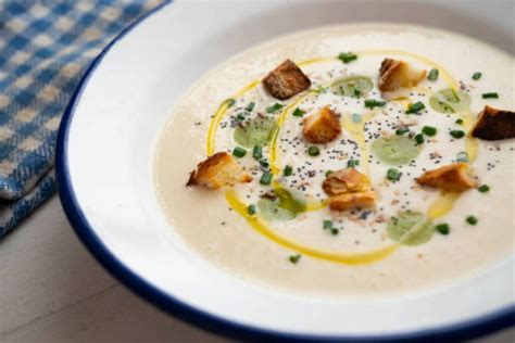 Plato de ajoblanco gourmet con guarnición innovadora