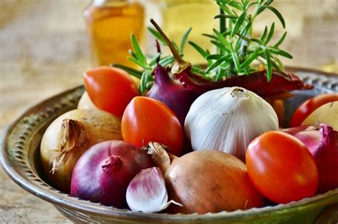 Ingredientes cortados para el sofrito: cebolla, ajo, pimiento y tomate