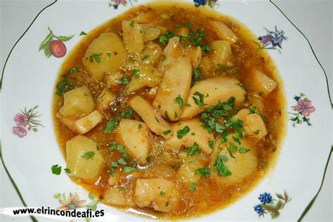 Plato de chocos con papas decorado con perejil fresco