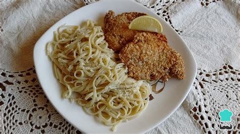 Plato de espaguetis a la huancaína con milanesa de pollo