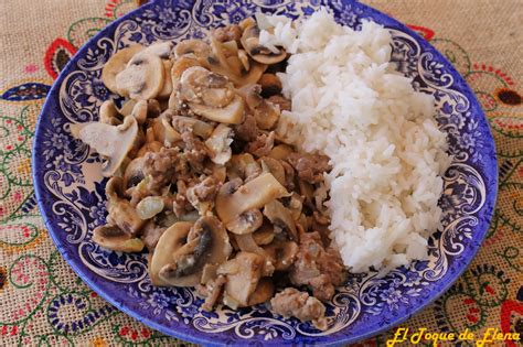 Arroz salteado con carne picada y champiñones