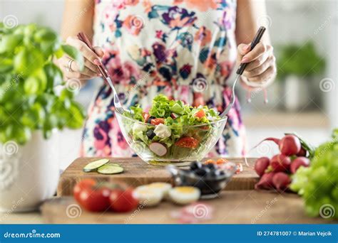 Mezclando ingredientes para una ensalada fresca