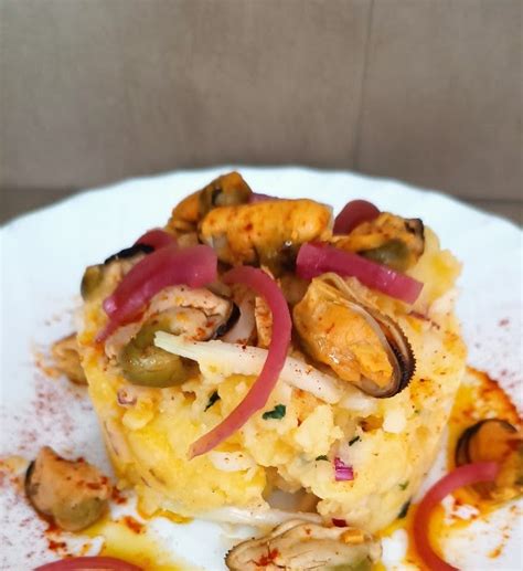 Ensalada de patatas y mejillones lista para servir