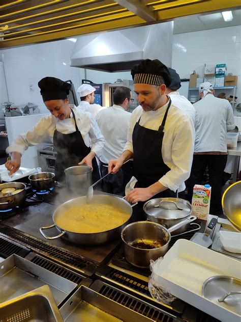 Ricardo Díaz cocinando en la escuela de hostelería