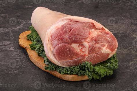 Codillo de cerdo crudo listo para preparar