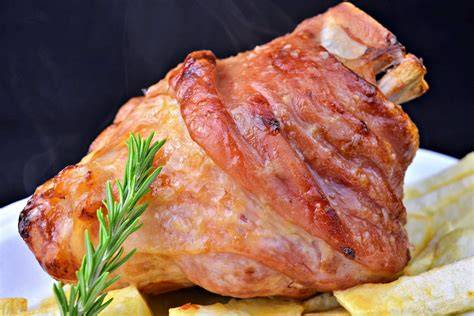 Codillo de cerdo asado en bandeja de horno