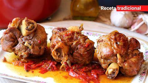 Codillo de cerdo guisado en olla de hierro fundido