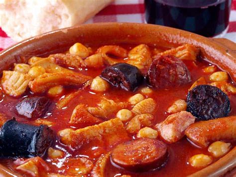 Plato de arroz con callos servido en un cuenco tradicional