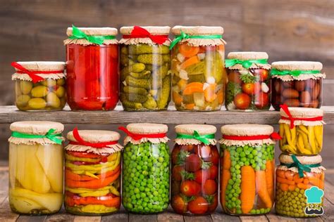 Variedad de conservas caseras de vegetales