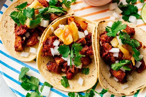 Tacos al pastor cocinándose en sartén