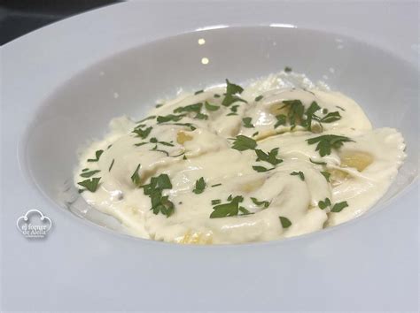 Raviolis con salsa de queso parmesano y albahaca