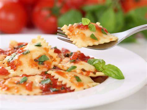 Mini raviolis de queso con salsa roja y orégano