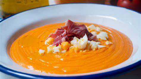 Plato de salmorejo cordobés con jamón y huevo