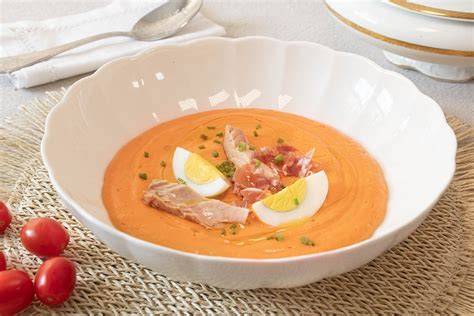 Tabla comparativa de ingredientes de salmorejo y porra antequerana
