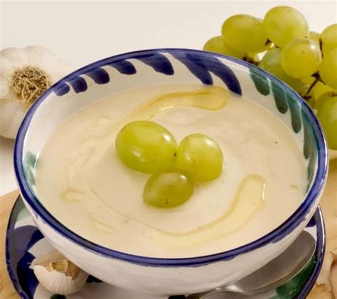 Plato de ajoblanco con uvas