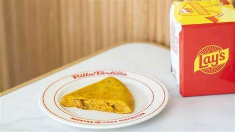 Tortilla de patatas con chips Lay's del restaurante Pilla Tortilla