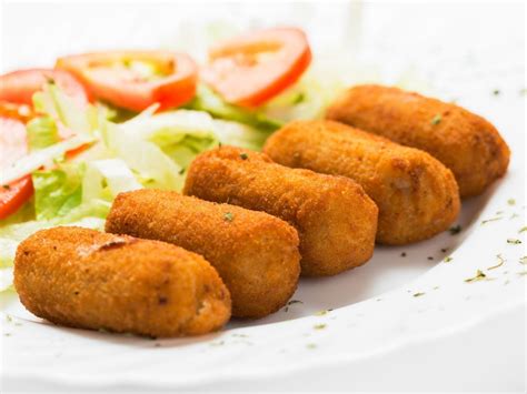 Croquetas servidas con ensalada fresca