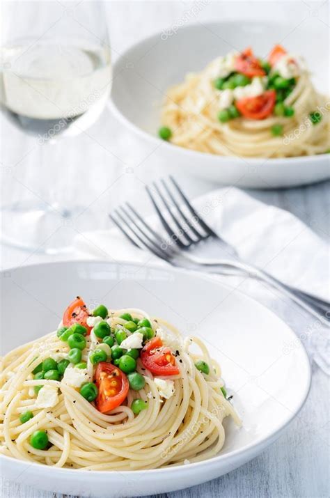 Plato de espaguetis con verduras frescas