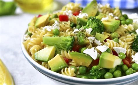 Ingredientes para pasta con aguacate y brócoli