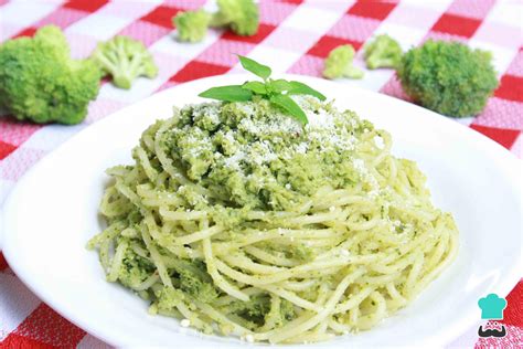 Plato de pasta con pesto de brócoli y aguacate