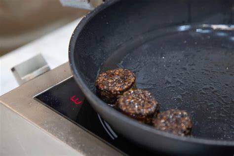 Rodajas de morcilla horneándose en la bandeja