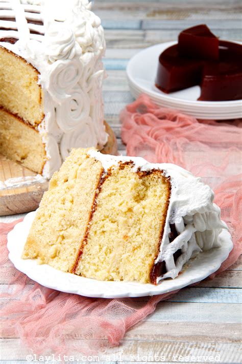 Interior esponjoso de la torta con relleno de azúcar y manteca