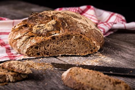 Pan de espelta integral recién horneado