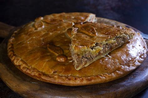 Empanada gallega de chicharrones