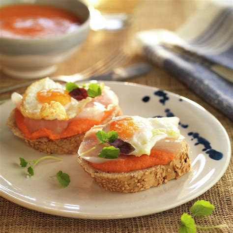 Tostas de salmorejo con diferentes acompañamientos