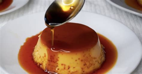 Caramelo líquido en un molde para flan