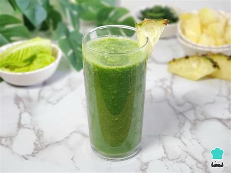 Zumo de zanahoria, piña y apio en un vaso