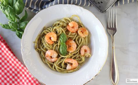 Plato de espaguetis al pesto con gambas
