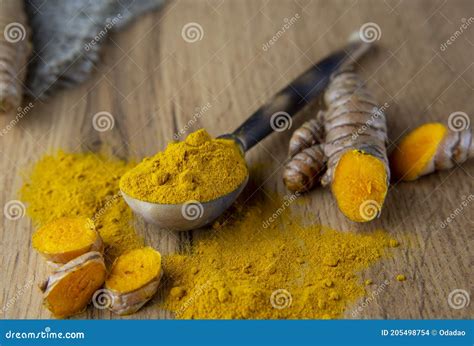Raíz de cúrcuma fresca y en polvo