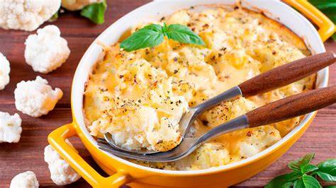 Coliflor gratinada con salsa cremosa en un plato