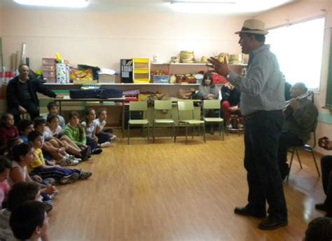 Niños aprendiendo a improvisar poesía en un taller