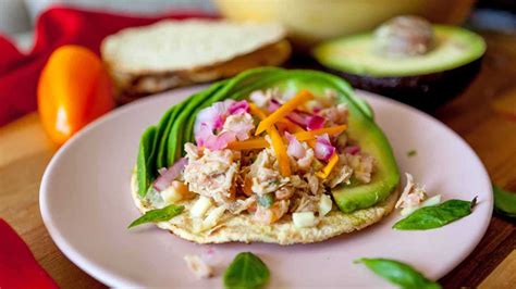 Ensalada de atún a la mexicana con aguacate y tostadas
