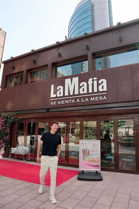 Interior del restaurante La Mafia se sienta a la mesa en Ciudad Real