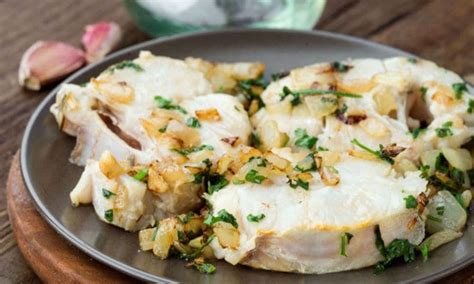 Merluza a la plancha con refrito de ajo y guindilla