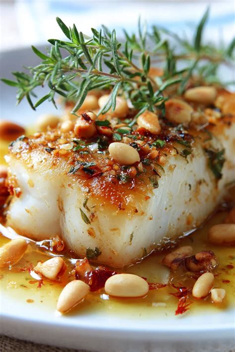 Bacalao con miel y alubias en un plato gourmet