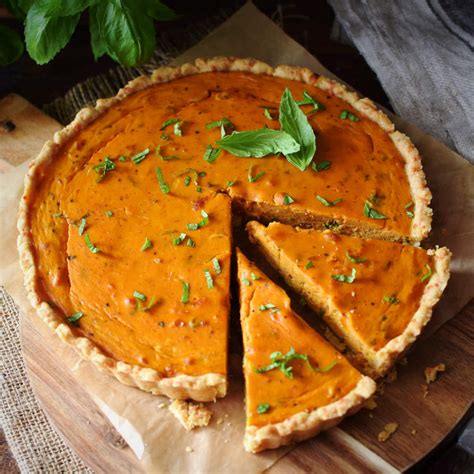 Tarta salada de calabaza con bacon en un plato