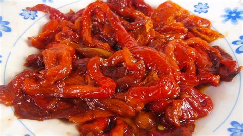 Pimientos asados y pelados listos para aliñar
