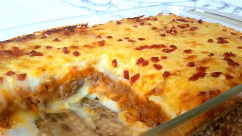 Plato de pastel de puré de patata gratinado con carne recién horneado
