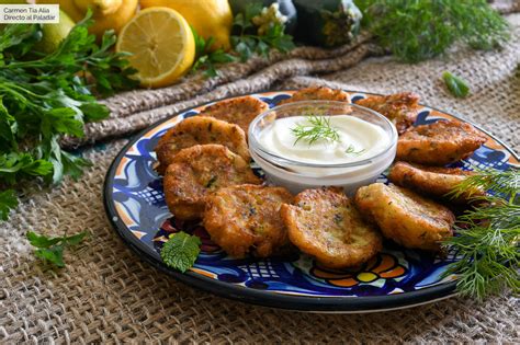 Plato de Kolokizokeftedes con salsa de yogur