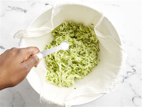 Calabacín rallado escurriendo en un colador