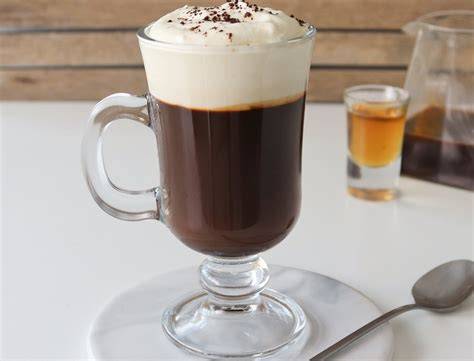 Vaso de café irlandés con nata montada
