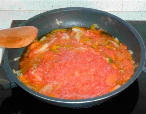 Proceso de sofrito para el arroz